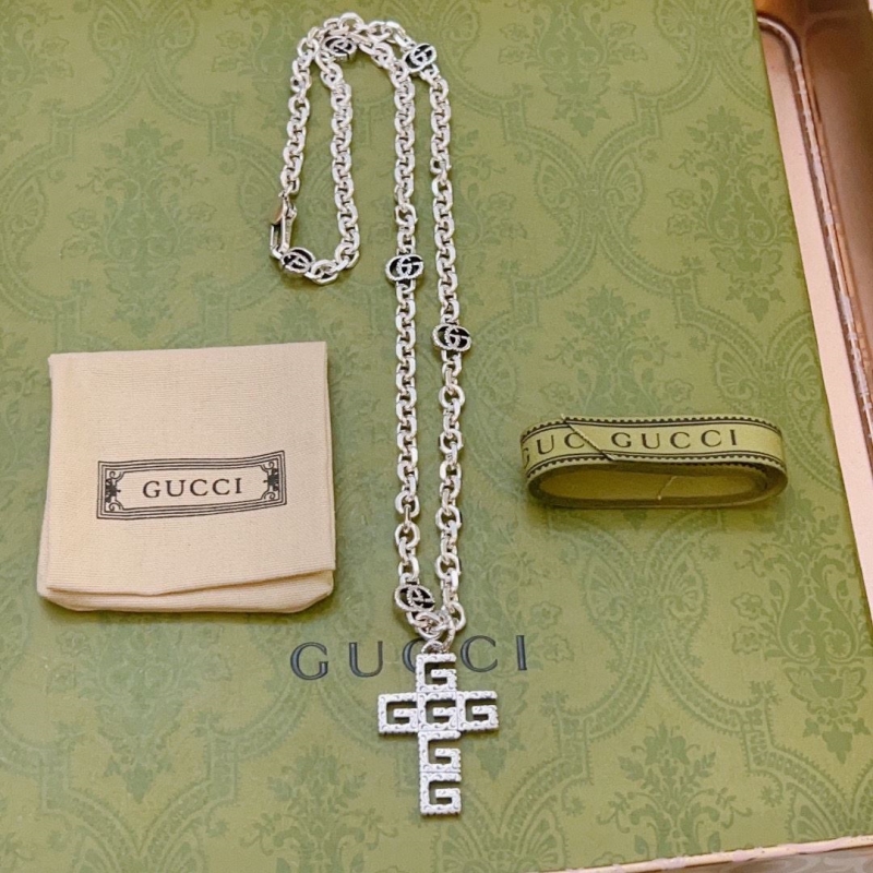 G*u*i necklaces